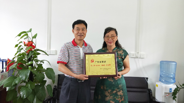 1532055841629468.jpg 林宇为熟女av
法学系教工党支部授牌.JPG